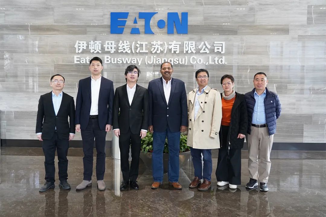 執(zhí)行副總裁兼首席技術官Raja Macha, 亞太區(qū)研發(fā)副總裁Jenny Guo等管理層領導來訪伊頓母線工廠